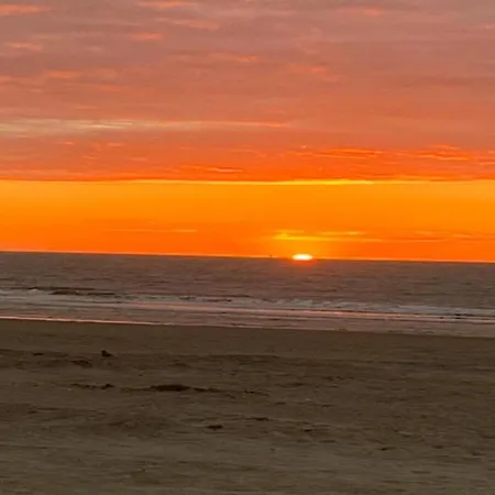 In Belgium With Sea Views شقة *